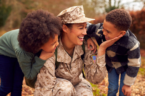 American Female Soldier Uniform Returning Home Leave Family Greeted Two Royalty Free Stock Photos