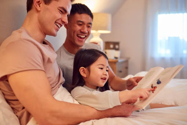 Οικογένεια Δύο Μπαμπάδες Στο Κρεβάτι Στο Σπίτι Διαβάζοντας Ιστορία Στην — Φωτογραφία Αρχείου