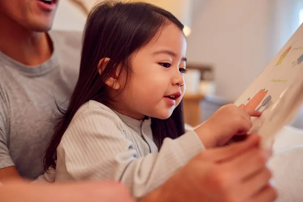 Familia Con Papá Cama Casa Leyendo Historia Hija — Foto de Stock