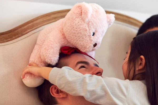 Family Dad Bed Home Playing Game Daughter Her Soft Toy — Stok Foto