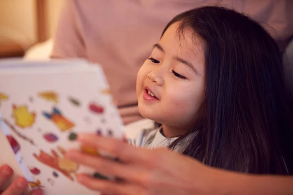 Familie Mit Papa Bett Bei Zuhause Reading Geschichte Bis Tochter — Stockfoto