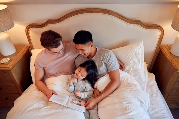 Overhead Πλάνο Της Οικογένειας Δύο Μπαμπάδες Στο Κρεβάτι Στο Σπίτι — Φωτογραφία Αρχείου