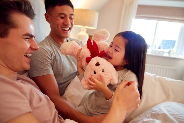 Οικογένεια Δύο Μπαμπάδες Στο Κρεβάτι Στο Σπίτι Παίζουν Παιχνίδι Την — Φωτογραφία Αρχείου