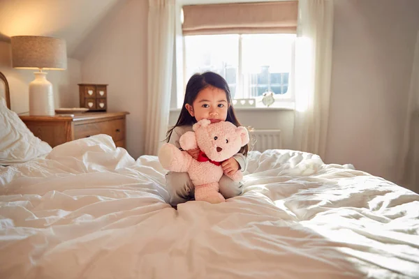 Jeune Fille Assise Sur Lit Portant Des Pyjamas Maison Câlins — Photo