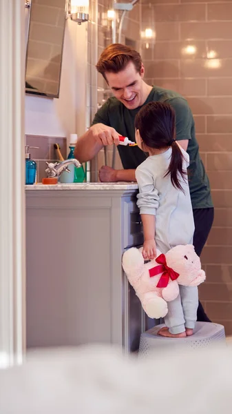 Family Dad Helping Daughter Toothpaste She Brushes Teeth Bathroom — Fotografia de Stock
