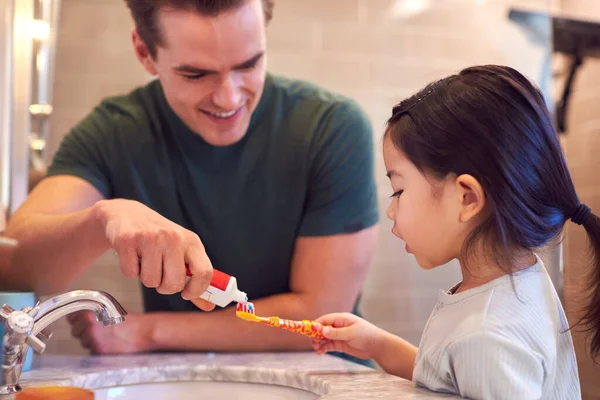 Family Dad Helping Daughter Toothpaste She Brushes Teeth Bathroom — Foto Stock