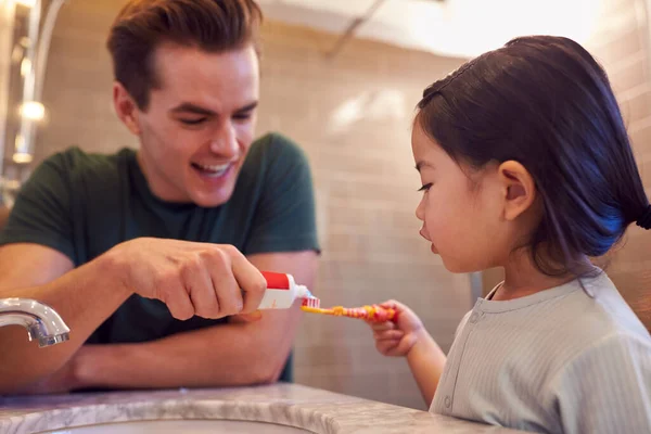 Family Dad Helping Daughter Toothpaste She Brushes Teeth Bathroom — Stok fotoğraf