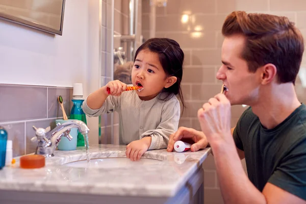 Family Dad Daughter Brushing Teeth Bathroom Home Together — Stok fotoğraf