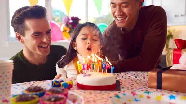 Család Két Apával Akik Lányuk Születésnapját Ünneplik Otthon Tortával Bulival — Stock Fotó