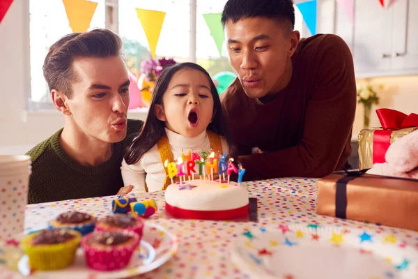 Család Két Apával Akik Lányuk Születésnapját Ünneplik Otthon Tortával Bulival — Stock Fotó