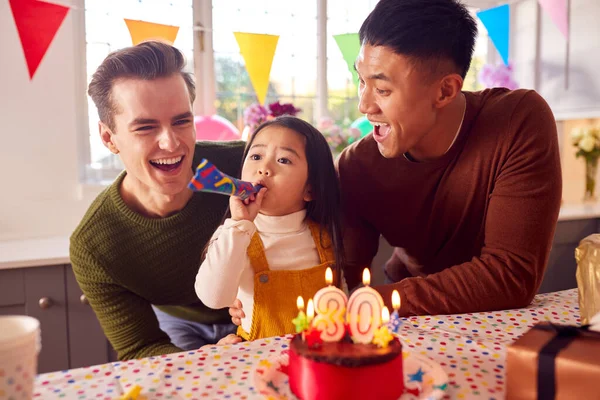 Család Két Apa Lánya Ünnepli Szülők Születésnapját Otthon Tortával Gyertyákkal — Stock Fotó