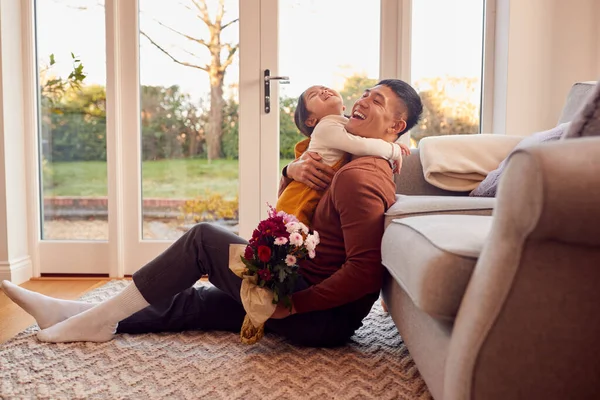 Family Home Dad Being Given Bunch Flowers Birthday Daughter — Foto de Stock