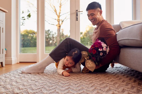 Family Home Dad Being Given Bunch Flowers Birthday Daughter — Foto de Stock