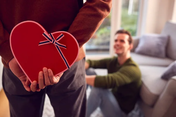Mann Überrascht Gleichgeschlechtlichen Partner Hause Mit Herzförmigem Geschenk Auf Dem — Stockfoto