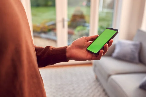 Närbild Människan Hemma Håller Telefon Med Blankt Grön Skärm — Stockfoto