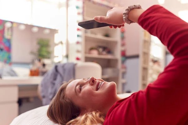 Teenage Girl Wearing Orthodontic Braces Lying Bed Home Using Mobile — стоковое фото