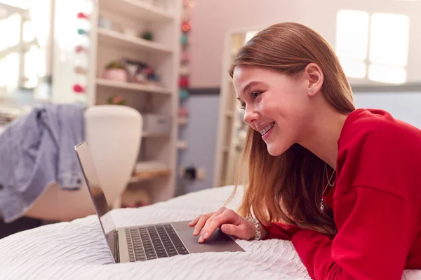 Ragazza Adolescente Che Indossa Pigiama Utilizzando Computer Portatile Sdraiato Sul — Foto Stock