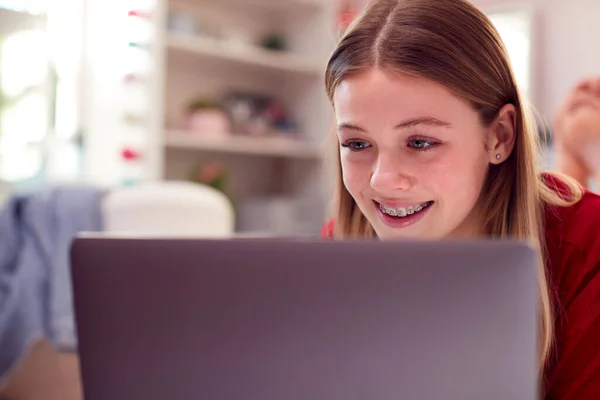 Pijama Giyen Genç Kız Yatak Odasında Dizüstü Bilgisayar Kullanıyor — Stok fotoğraf