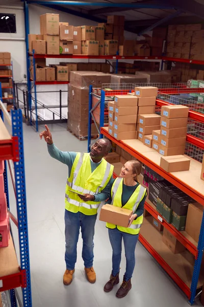 Male Team Leader Digital Tablet Warehouse Training Intern Standing Shelves — Foto de Stock