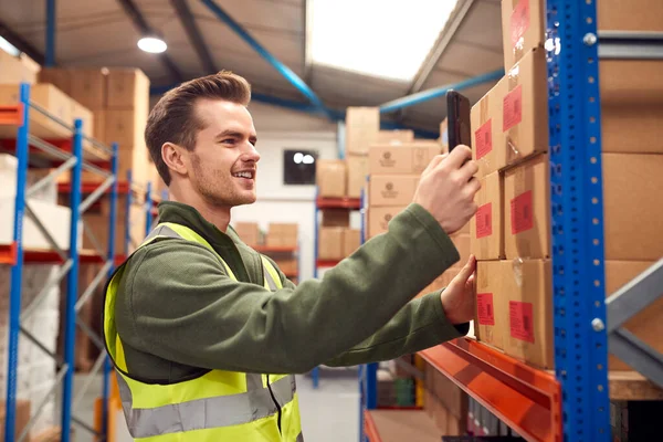 Mannelijke Werknemer Dragen Het Magazijn Scannen Voorraad Barcode Planken Met — Stockfoto