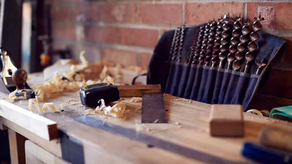 Close Wood Shavings Carpentry Tools Workbench — ストック写真