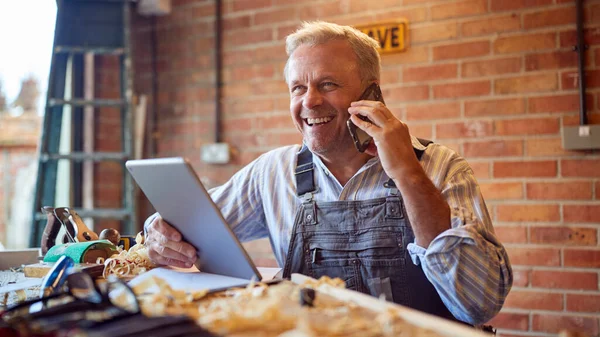 Gammal Manlig Snickare Verkstad Med Digital Surfplatta Talar Mobiltelefon — Stockfoto