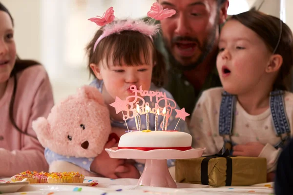Família Com Síndrome Filha Celebrando Aniversário Com Festa Casa Juntos — Fotografia de Stock