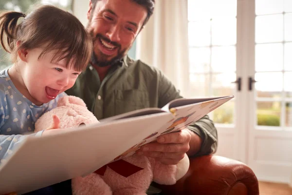 Father Syndrome Daughter Reading Book Home Together — Stock Photo, Image