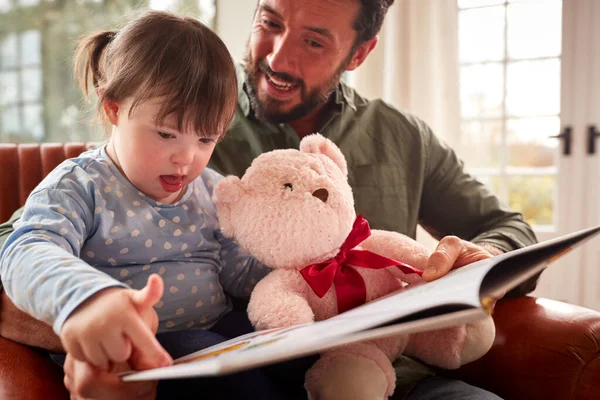 Батько Синдромом Дауна Дочка Читає Книгу Вдома Разом — стокове фото