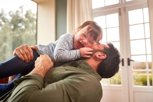 Sevgi Dolu Baba Evde Birlikte Gülen Kız Sendromuyla Oynuyor — Stok fotoğraf