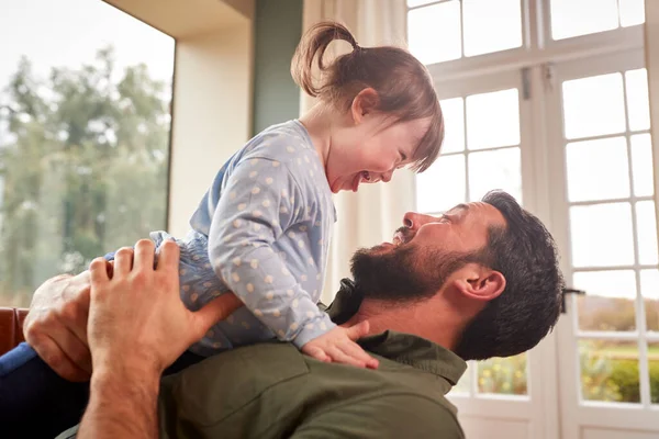 Älskade Far Leker Med Skrattande Ner Syndrom Dotter Hemma Tillsammans — Stockfoto