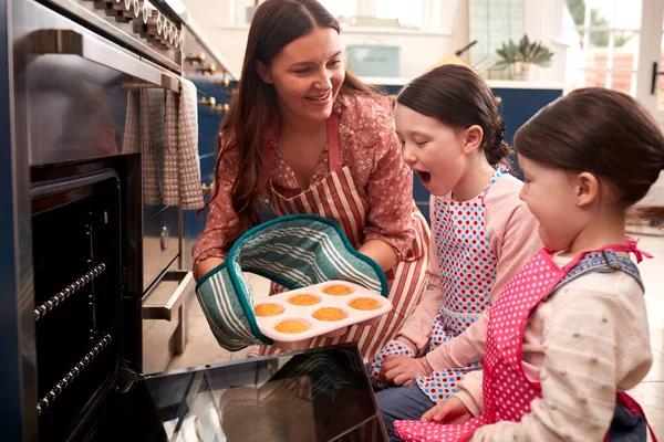 Mother Daughters Taking Freshly Baked Cupcakes Out Oven Kitchen Home —  Fotos de Stock