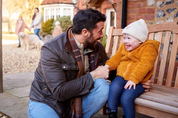 Gezin Met Syndroom Dochter Klaar Gaan Voor Herfst Winter Lopen — Stockfoto