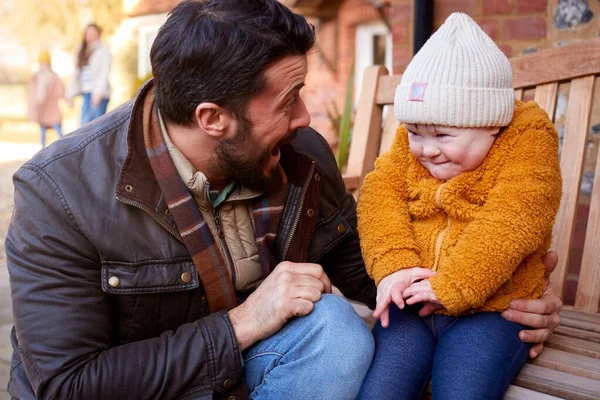 Gezin Met Syndroom Dochter Klaar Gaan Voor Herfst Winter Lopen — Stockfoto