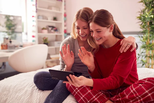 Madre Con Hija Adolescente Usando Pijamas Sentada Cama Haciendo Videollamada — Foto de Stock