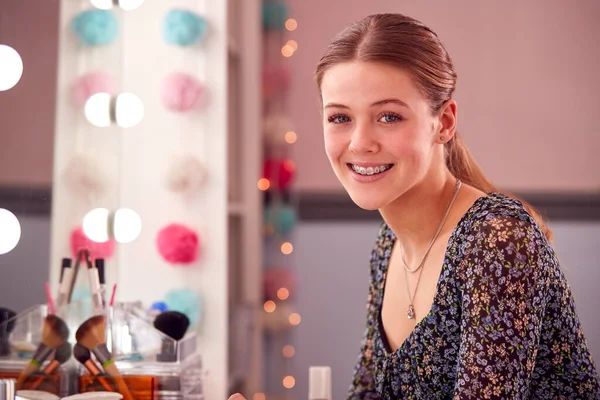 Portrait Teenage Girl Wearing Orthodontic Braces Sitting Make Mirror Bedroom — Stock Photo, Image