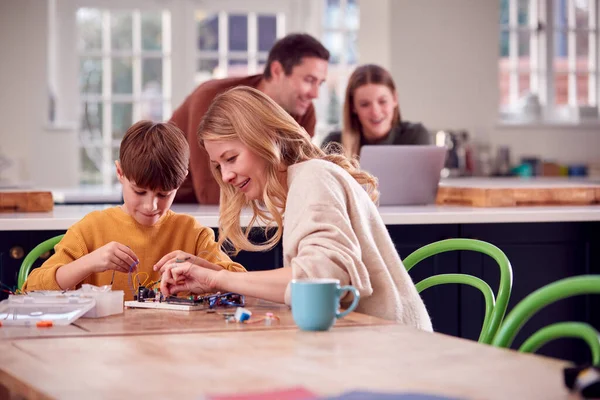 Мати Допомагає Синові Електронікою Проект Сидить Кухонному Столі Вдома Ноутбуком — стокове фото