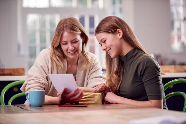 Teenage Daughter Giving Mother Gift Card She Sits Kitchen Table —  Fotos de Stock