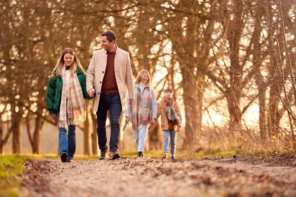 秋の田舎を一緒に歩く家族の手をつなぐ — ストック写真