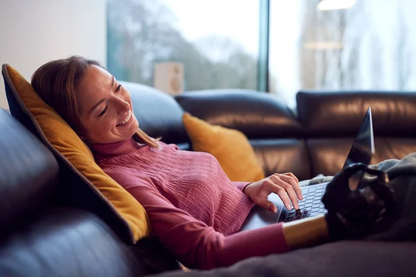 Mulher Com Braço Protético Usando Laptop Relaxante Sofá Casa — Fotografia de Stock