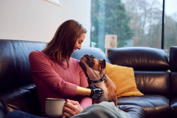 Mujer Con Brazo Protésico Mano Casa Con Perro Mascota Taza — Foto de Stock