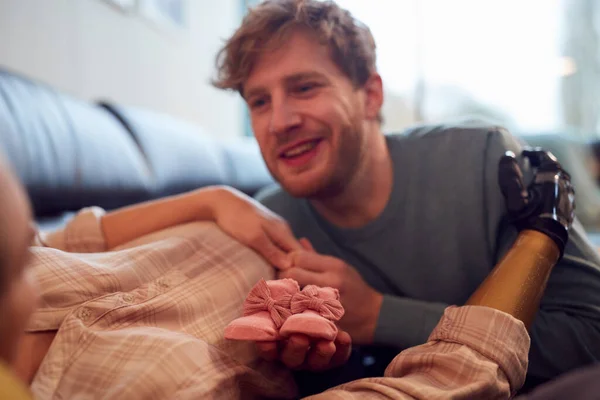 Uomo Che Mette Scarpe Bambini Sullo Stomaco Del Partner Incinta — Foto Stock