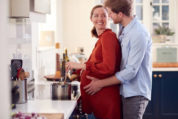 Pregnant Couple Woman Prosthetic Arm Preparing Meal Kitchen Together — Foto Stock