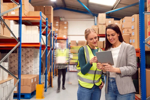 Manager Using Digital Tablet Female Intern Busy Warehouse Facility — Foto de Stock