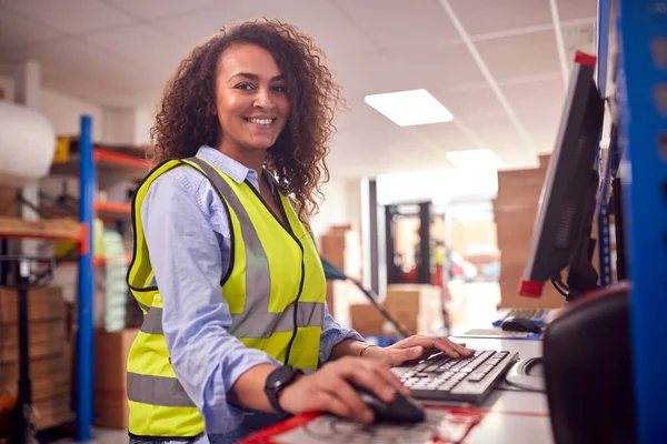Portrait Female Worker Busy Modern Warehouse Working Computer Terminal — Stock Photo, Image