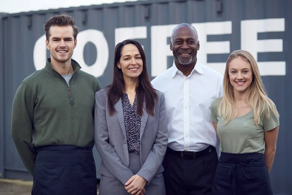 Porträtt Multikulturellt Fraktteam Som Står Redo Vid Transportcontainern — Stockfoto