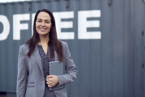 Portret Van Vrouwelijke Vrachtvervoer Team Manager Staande Shipping Container Met — Stockfoto