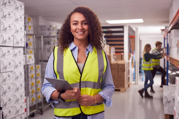 Portret Van Vrouwelijke Werknemer Drukke Magazijn Controleren Voorraad Planken Met — Stockfoto