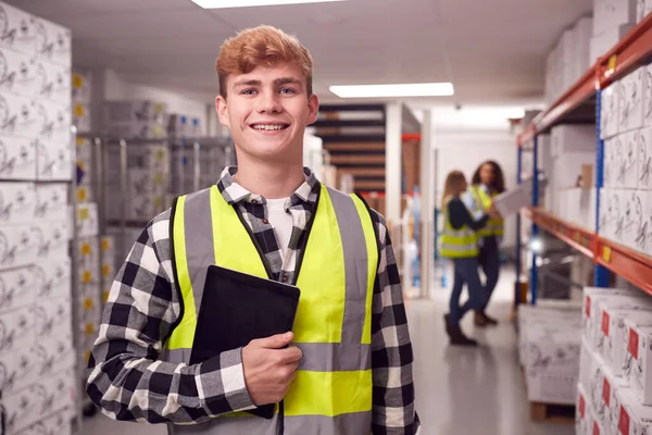 Portret Van Mannelijke Werknemer Drukke Magazijn Controleren Voorraad Planken Met — Stockfoto