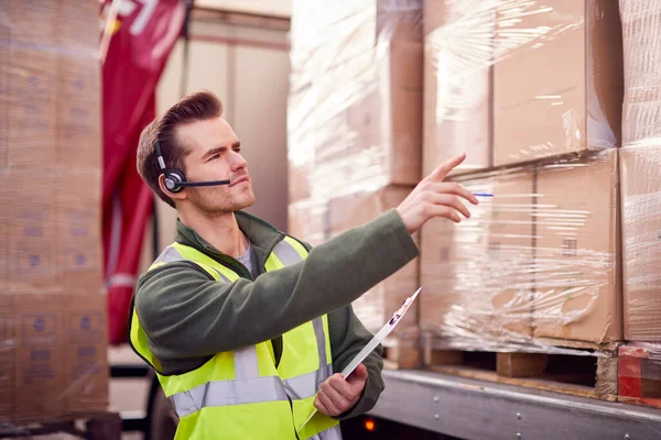 Mannelijke Werknemer Dragen Headset Bij Goederenvervoer Bedrijf Met Vrachtwagen Wordt — Stockfoto